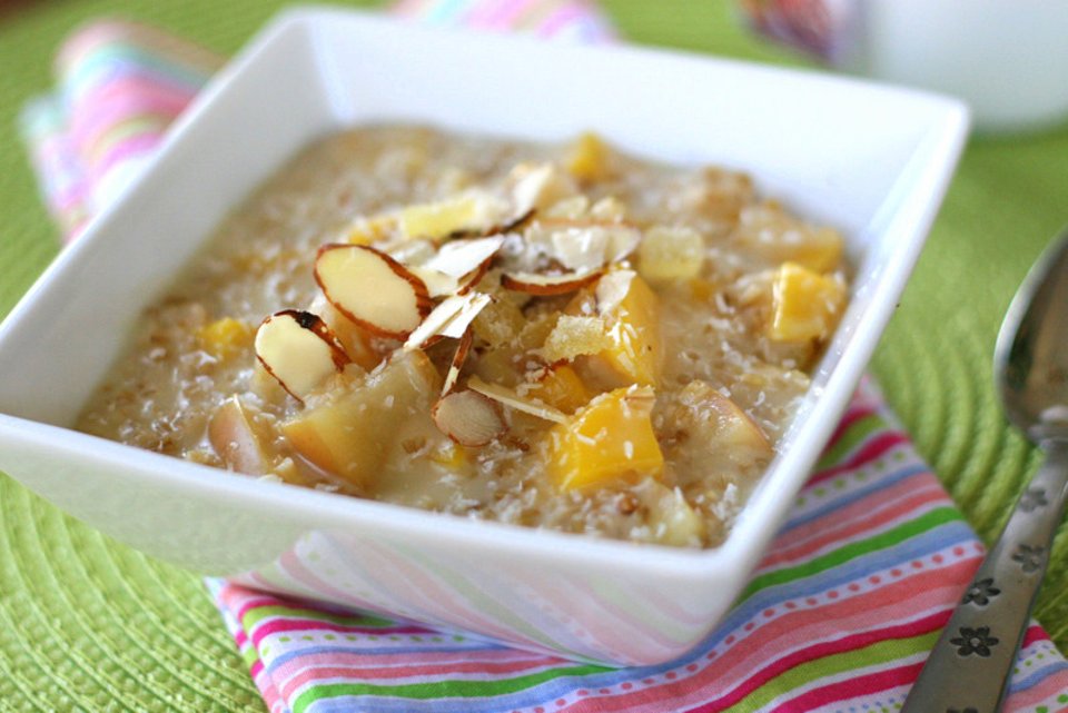 Bubur oat dengan buah tropika